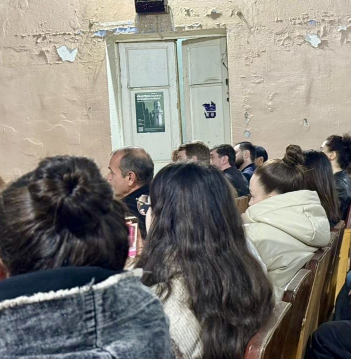 Первая открытая встреча в клубе Агудзера